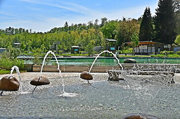 Das Foto zeigt das Kinderbecken neben dem Naturbad mit Wassersprudel im Waldseebad.